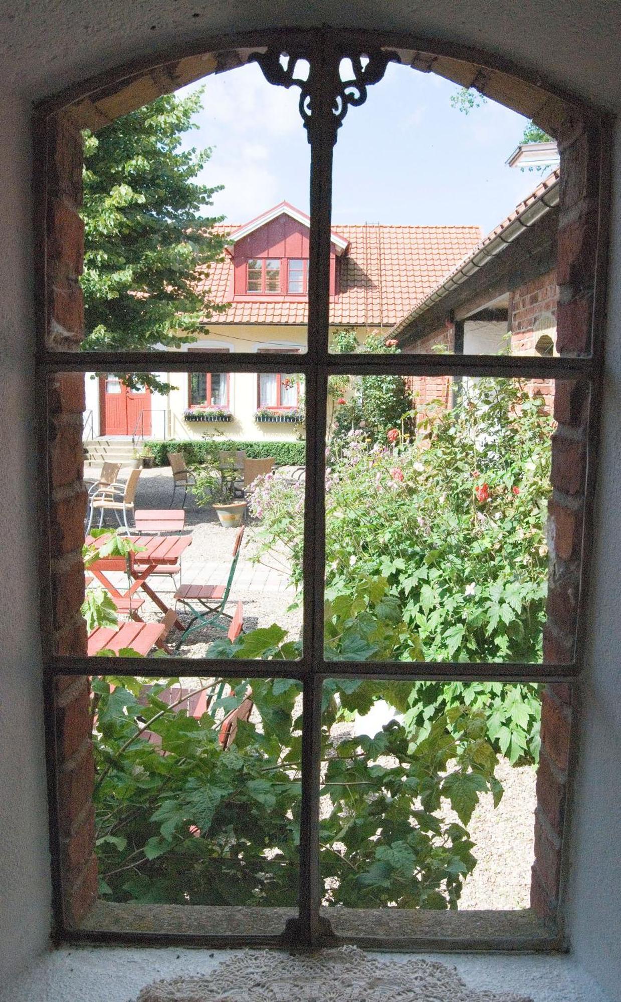 Blasingsborgs Gardshotell Pa Oesterlen Kivik Buitenkant foto